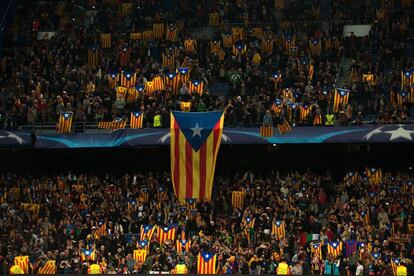Banderas esteladas en la grada del camp Nou durante un partido de la Champions.