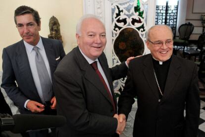 El cardenal cubano Jaime Ortega y Alamino (d) junto al ex ministro español, Miguel Ángel Moratinos (c), y el embajador de España en Cuba, Manuel Cacho, en una reunión en julio de 2010.