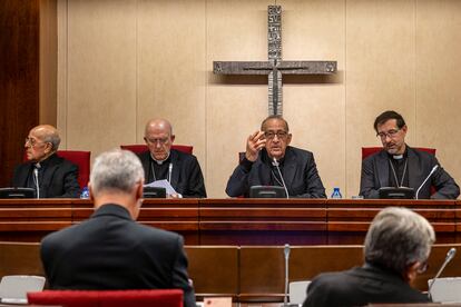 El presidente de la Conferencia Episcopal Española, el cardenal Juan José Omella, en el centro, preside la asamblea plenaria extraordinaria para analizar el informe del Defensor del Pueblo sobre los abusos sexuales a menores en la Iglesia, en noviembre de 2023.