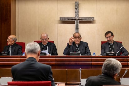 El presidente de la Conferencia Episcopal Española (CEE), el cardenal Juan Jose Omella (2d), junto al cardenal Carlos Osoro (2i) y el arzobispo de Madrid, José Cobo Cano (d), durante una asamblea plenaria extraordinaria organizada por la CEE para analizar el informe realizado por el Defensor del Pueblo sobre los abusos sexuales a menores en el seno de la Iglesia, el pasado 30 de octubre.