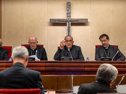 El presidente de la Conferencia Episcopal Española (CEE), el cardenal Juan Jose Omella (2d), junto al cardenal Carlos Osoro (2i) y el arzobispo de Madrid, José Cobo Cano (d), durante una asamblea plenaria extraordinaria organizada por la CEE para analizar el informe realizado por el Defensor del Pueblo sobre los abusos sexuales a menores en el seno de la Iglesia, el pasado 30 de octubre.