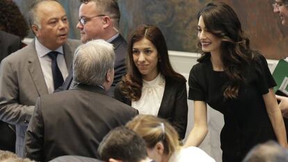Nadia Murad y Amal Clooney con el secretario general de la ONU