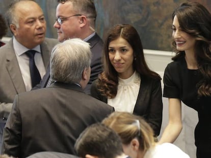 Nadia Murad y Amal Clooney con el secretario general de la ONU