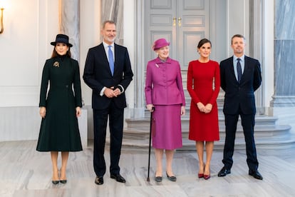 De izquierda a derecha, la princesa María de Dinamarca, el rey Felipe VI, la reina Margarita II de Dinamarca, la reina Letizia y el príncipe Federico de Dinamarca posan a la llegada de la familia real española  al Palacio de Amalienborg en Copenhague, Dinamarca.