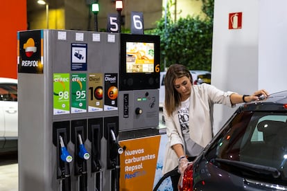 Una clienta reposta carburante en una gasolinera Repsol.
