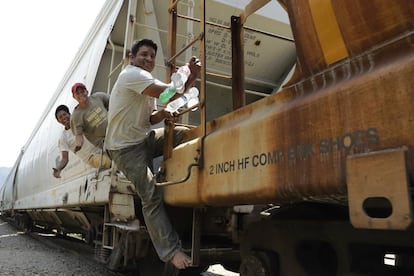 Migrantes subidos a un tren en México rumbo a EE UU.