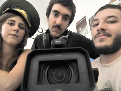 De izquierda a derech: Carola, Bruno y Nico, creadores del proyecto cinematográfico 'El cosmonauta', en su estudio de Chueca