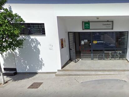Fachada del consultorio de Burguillos (Sevilla).