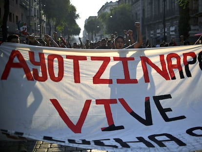 Una manifestación por los estudiantes de Ayotzinapa, organizada en Ciudad de México en 2018.