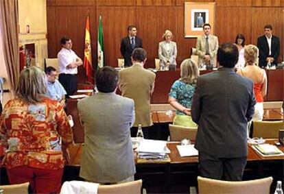 La comisión de Medio Ambiente del Parlamento andaluz guarda un minuto de silencio por las dos victimas del fuego.