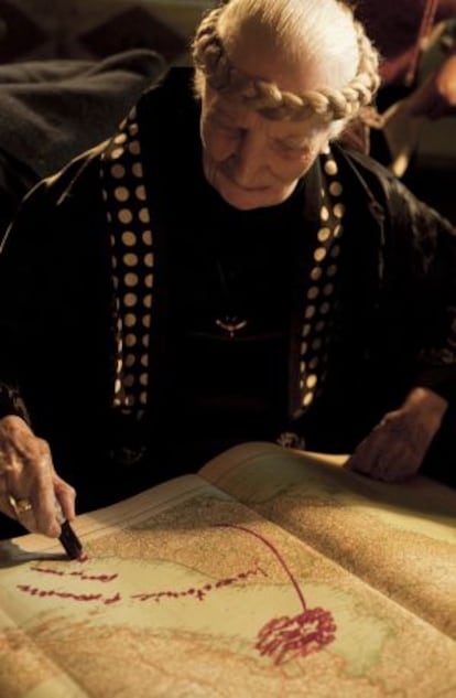 Carol Rama firma una dedicatoria en un viejo atlas en la casa del diseñador Antonio Marras, en marzo de 2009