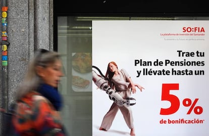 Publicidad de planes de pensiones en una sucursal del Banco Santander en Madrid.