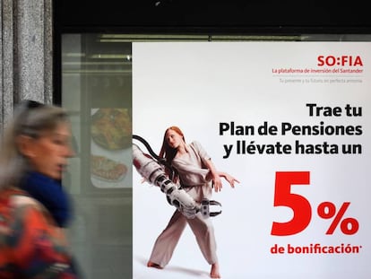 Publicidad de planes de pensiones en una sucursal del Banco Santander en Madrid.