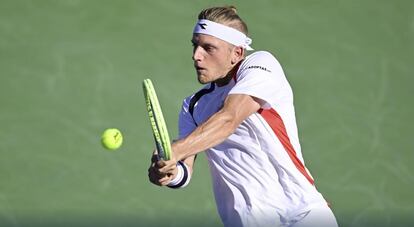 Davidovich golpea la pelota durante el partido contra Garín en Indian Well. / PETER STAPLES (ATP)