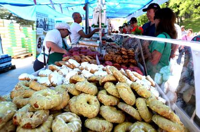 Una parada con las típicas rosquillas de San Isidro: las tontas, las listas y las de Santa Clara, entre otros sabores.