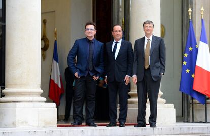 En octubre de 2012, el presidente francés François Hollande le dio la bienvenida a Bono y a Bill Gates al palacio del Elíseo. Ante el cantante y el fundador de Microsoft, el entonces mandatario se comprometió a mantener la ayuda de su  país a programas de desarrollo a pesar de la crisis. Bono ya había entrado en el Elíseo un año antes, pero entonces su anfitrión fue Nicolas Sarkozy, con quien habló también sobre cómo combatir la pobreza.