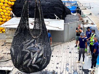 Marineros del Jai Alai sacan una red con atún listado pescado en el Índico para trasladarla a una fábrica de conservas de la isla. 