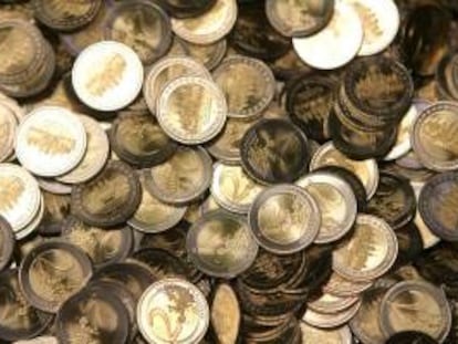 En la imagen, monedas de dos euros recién acuñadas en el Staatliche Muenze en Berlín (Alemania). EFE/Archivo