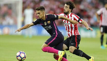 Denis Su&aacute;rez y Be&ntilde;at Etxebarria disputan un bal&oacute;n durante el partido de la segunda jornada entre el Athletic y el FC Barcelona.  