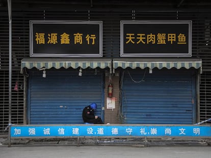 Puertas cerradas del mercado de Wuhan, China. Así empezó todo.