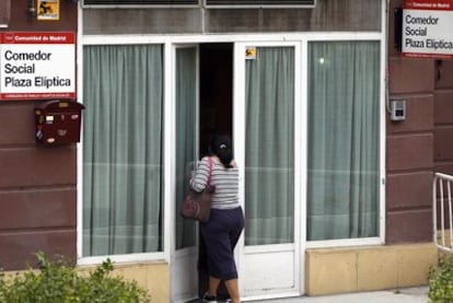 Una mujer acude a un comedor social de la comunidad en la plaza Elíptica.