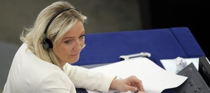 Marine Le Pen, en su esca&ntilde;o del Parlamento Europeo.