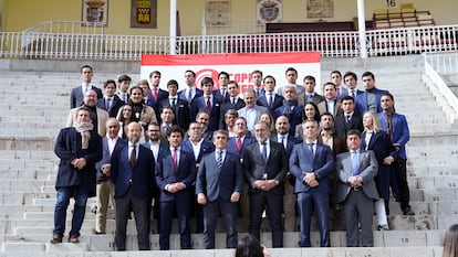 Foto de familia de los toreros participantes y representantes de las entidades organizadoras.