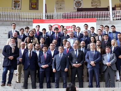 Foto de familia de los toreros participantes y representantes de las entidades organizadoras.