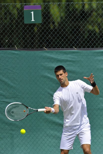 Djokovic se entrena en Wimbledon.