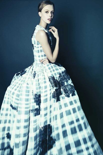 La modelo Frida Gustavsson (IMG) durante el 'fitting' del desfile de alta costura de Dior, con un vestido creado por Bill Gaytten, director creativo de la 'maison'.