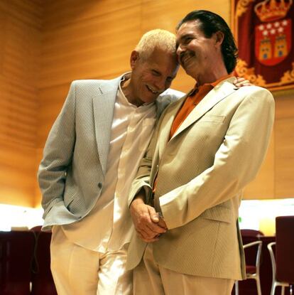 Carlos Baturín y Emilio Menéndez, tras casarse en 2005.