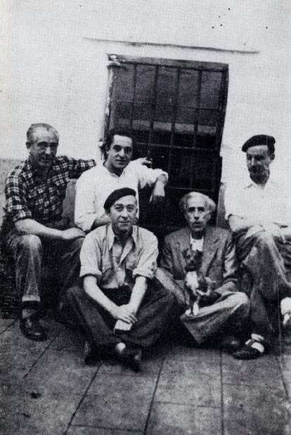 El socialista Julián Besteiro (segundo por la derecha), rodeado de El socialista Julián Besteiro en 1940.