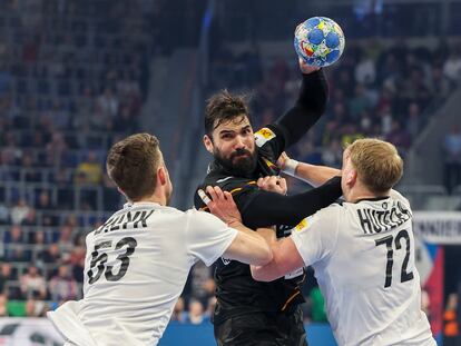 El español Jorge Maqueda (centro) en acción durante el partido entre Austria y España.