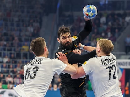 El español Jorge Maqueda (centro) en acción durante el partido entre Austria y España.