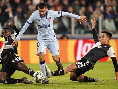 Matuidi y Dybala le disputan el balón a Correa.