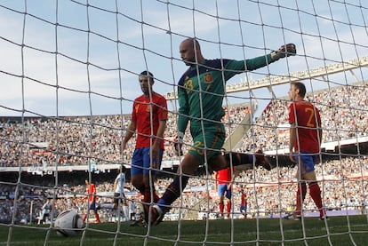 Reina, junto a Marchena y Monreal, en el Argentina-España disputado en septiembre.