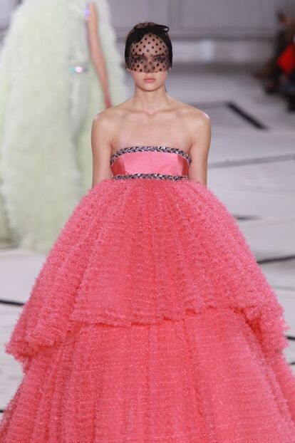 Para este desfile de la semana de la alta costura de París, que termina el próximo jueves, Giambattista eligió una paleta de colores de tonos pastel. La mayoría de sus creaciones mostraron tonalidades en verde limón, frambuesa pálido y amarillo primaveral.