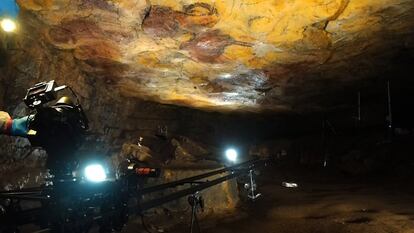 El rodaje se realizó con dos cámaras de alta resolución y un equipo especial de luces frías y alta reproducción cromática para no producir alteraciones en las condiciones naturales de la cueva.