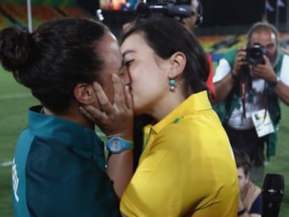 Na edição com mais atletas fora do armário que se tenha notícia, a foto de um casal de lésbicas ganha o mundo depois de um pedido de casamento em público