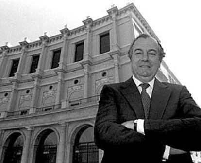 Juan Cambreleng, en una fotografía de archivo tomada frente al Teatro Real.