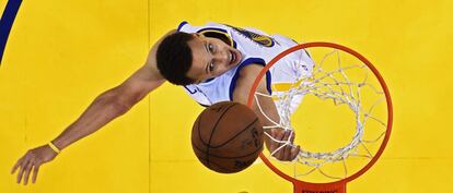 Stephen Curry marca dos de los 26 puntos que logró en la primera final dela NBA.