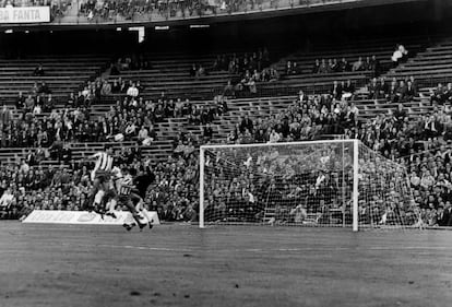 (2/10/1966) Partido de Liga. Atlético de Madrid vs Valencia (1-1). Luis, de cabeza, fue el autor del primer gol marcado en el estadio del Manzanares.