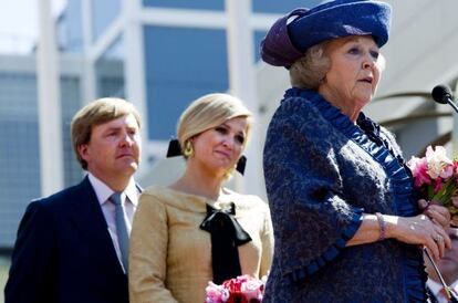El príncipe Guillermo y su esposa, Máxima, escuchan el discurso de Beatriz de Holanda, durante el Dia de la Reina.