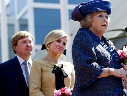 El príncipe Guillermo y su esposa, Máxima, escuchan el discurso de Beatriz de Holanda, durante el Dia de la Reina.