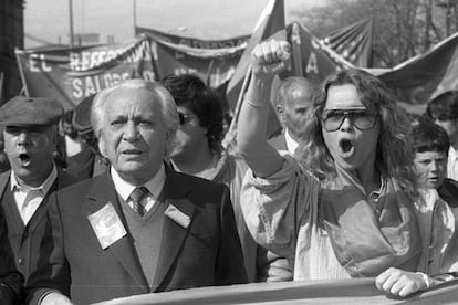 Torrejón de Ardoz (Madrid), 24 de marzo de 1985. Pepa Flores e Ignacio Gallego participando, junto a decenas de millares de personas, en la marcha contra la base norteamericana y por la salida de la OTAN.