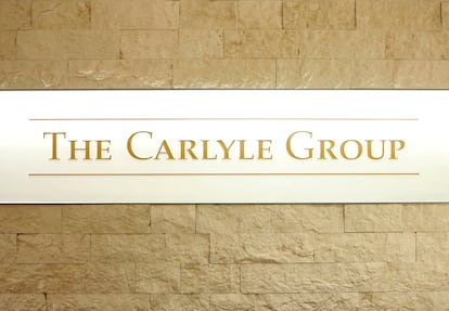 Logo del grupo Carlyle, sobre una de sus sedes.