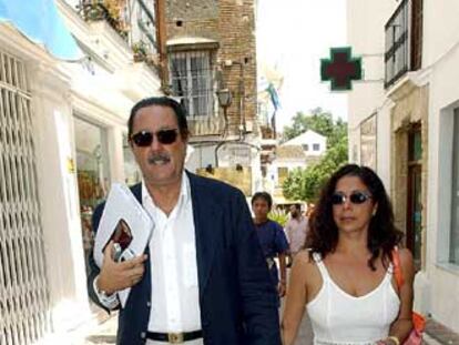 Julián Muñoz, acompañado de Isabel Pantoja, por las calles de Marbella.