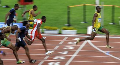 El jamaicano Usain Bolt al ganar el oro en los 100 metros en Beijing 2008