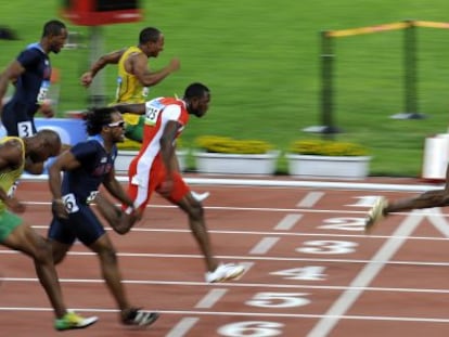 El jamaicano Usain Bolt al ganar el oro en los 100 metros en Beijing 2008