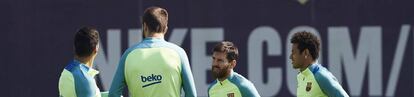 Neymar, que no estará ante la Real, charla con Messi, Suárez y Piqué.